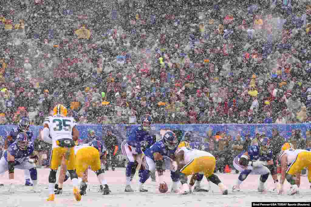 កីឡាករក្រុមបាល់ឱបអាមេរិក New York Giants កំពុងប្រកួតជាមួយក្រុម Green Bay Packers នៅកីឡាដ្ឋាន Metlife ក្នុងក្រុង East Rutherford រដ្ឋ New Jersey កាលពីថ្ងៃទី០១ ខែធ្នូ ឆ្នាំ២០១៩។ 