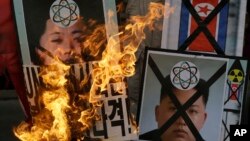 Xwepêşanderên Koreya Başûrî rêberê Bakur Kim Jong Un protesto dikin