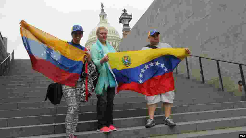 Venezolanos muestran las banderas de su país en las afueras del Capitolio.
