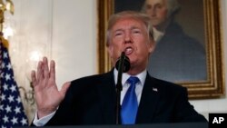 Presiden AS Donald Trump menyerukan sebuah pendekatan lebih keras terhadap Iran dalam pidato di Gedung Putih, hari Jumat (13/10). 