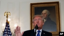 Presiden Donald Trump memberikan pernyataan tentang kebijakan Iran di Diplomatic Reception Room, Gedung Putih, di Washington, 13 Oktober 2017.