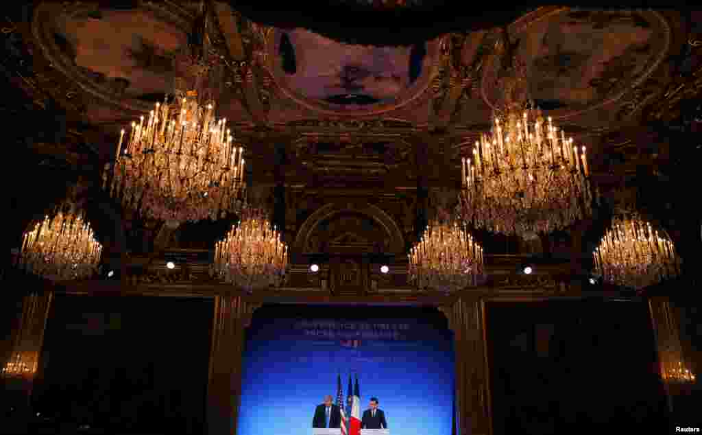 도널드 트럼프(왼쪽) 미국 대통령과 에마뉘엘 마크롱 프랑스 대통령이 파리 엘리제궁에서 회담 후 공동기자회견을 열고 있다.