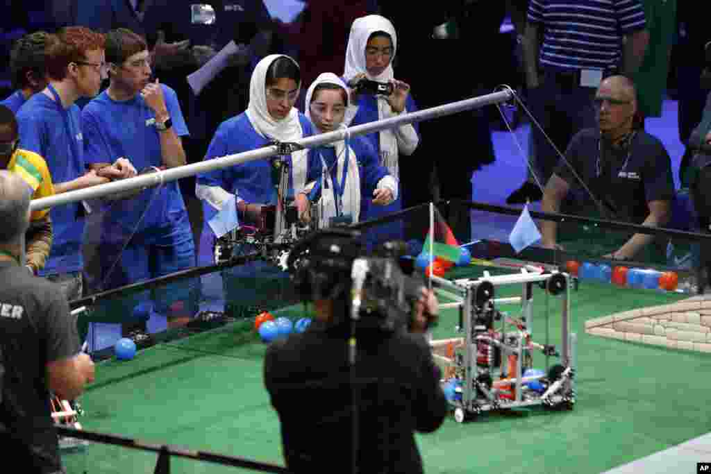 حضور تیم افغانستان در رقابتهای ربات سازی در شهر واشنگتن