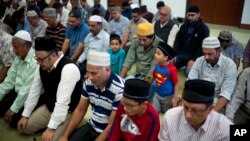 Des musulmans prient dans une mosquée de Californie 