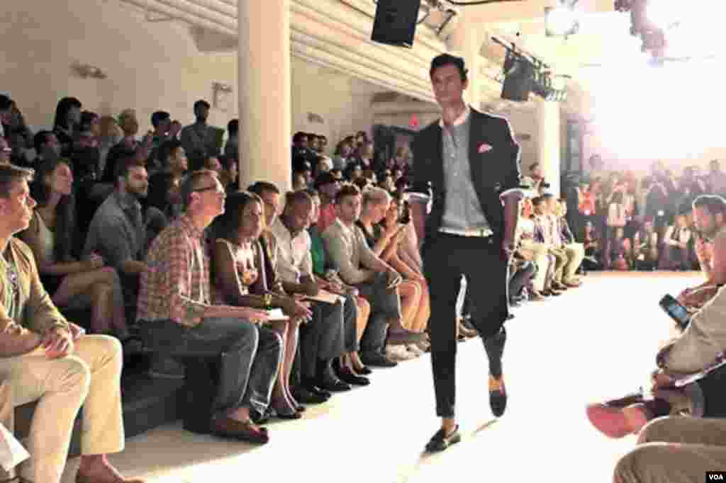 Rüstəm Cəbrayılov Nyu-York moda həftəsində 2013-cü il kişilər üçün amerikalı dizayneri Maykl Bastianın kolleksiyasını nümayiş etdirir