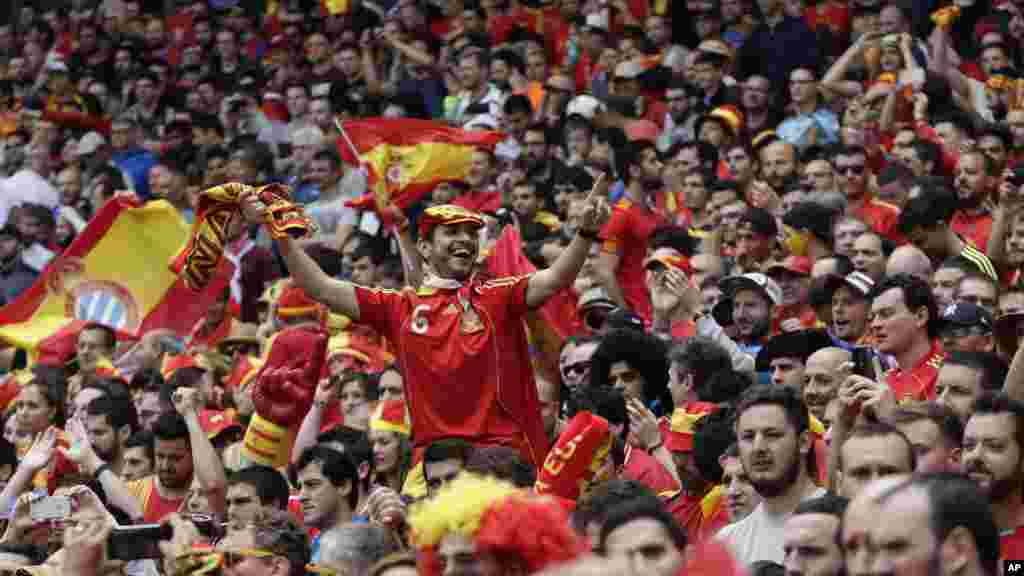Les partisans de l&#39;Espagne applaudissent leur joueurs avant le match le 13 juin 2016.