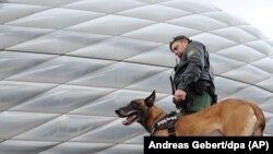 Münih'te Bundesliga ekiplerinden 1860 Munich ve St. Pauli'nin maç yapacağı Allianz Arena'da alınan güvenlik önlemleri arttırıldı.