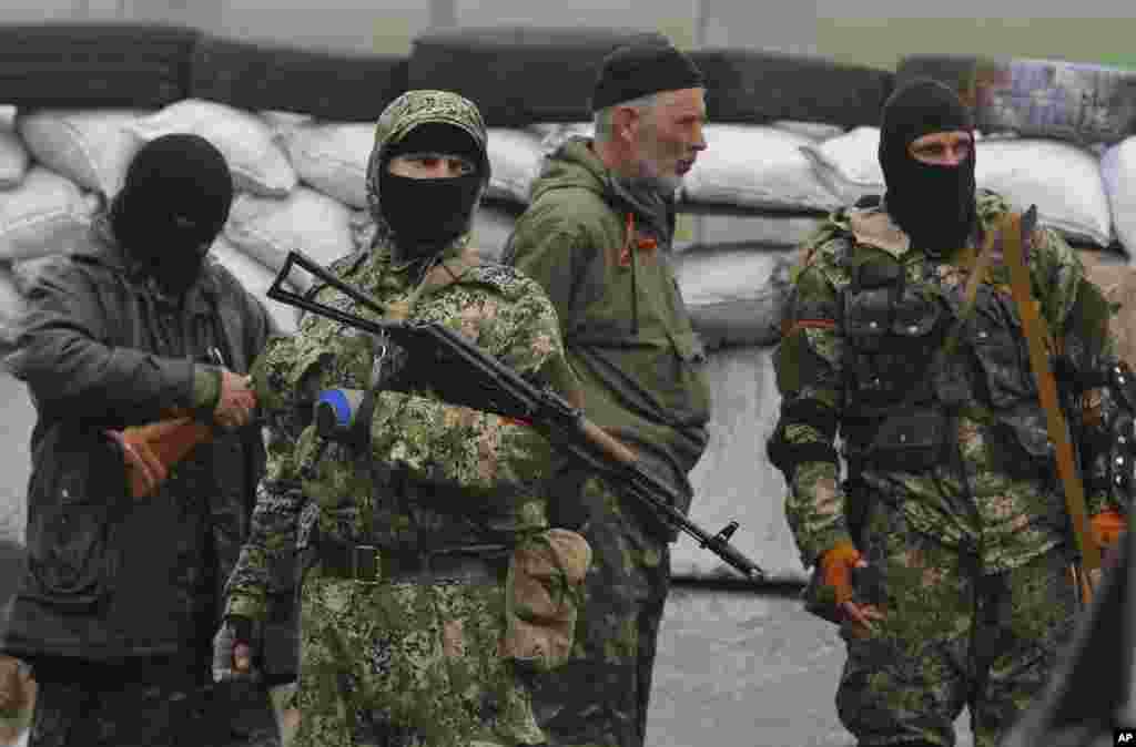 Pro-Russian masked and armed militants guard barricades near Slovyansk, April 30, 2014.