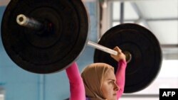 Hijobdagi shtangachi - og'ir atletika bilan shug'ullanadigan muslima