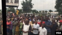 Hundreds of Burundi citizens line the road as the U.N. Security Council delegation arrived Jan. 21, 2016. (M. Besheer/VOA)