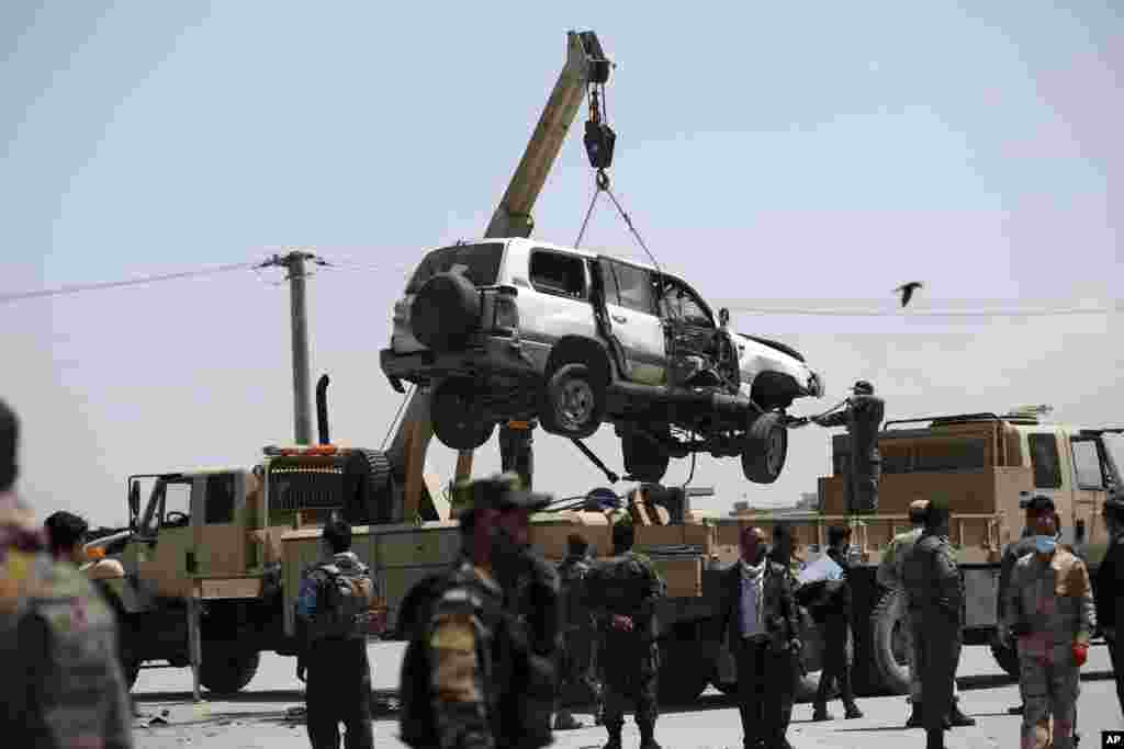 خودرویی که بر اثر انفجار بمب در کابل تخریب شد، منتقل می&zwnj;شود. مقامات می&zwnj;گویند این انفجار تلفات انسانی نداشت.&nbsp;