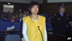 被判非法集资诈骗罪的吴英2009年4月16日出庭受审(资料照片)