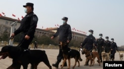 中國兩會期間警察在北京天安門廣場巡邏。（2021年3月8日）