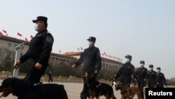 中國兩會期間警察在北京天安門廣場巡邏。 （2021年3月8日）