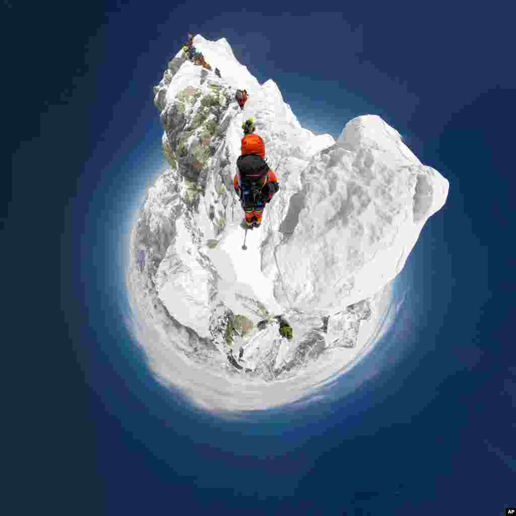 Chuyên gia thể thao núi người Thụy Sĩ Mammut tạo nên một mốc mới trong việc leo núi ảo trong khi những người Sherpa dẫn đường, Pemba Rinji Sherpa và Lakpa Sherpa, được hỗ trợ bởi Kusang Sherpa và Ang Kaji Sherpa, trở thành những người đầu tiên trên thế giới ghi hình toàn bộ tuyến đường phía Nam lên đỉnh Núi Everest ở Nepal bằng camera 360 độ.