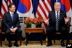 El presidente de EE.UU., Donald Trump, y el presidente de Corea del Sur, Moon Jae-in, posan para los fotógrafos en el Palace Hotel de Nueva York. Septiembre 21, 2017.