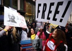 Para pendukung Assange meluapkan kegembiraan mereka di luar Pengadilan Old Bailey di London, Inggris, setelah hakim memutuskan bahwa pendiri WikiLeaks tersebut tidak boleh diekstradisi ke Amerika Serikat, 4 Januari 2021.