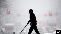 Un trabajador municipal quita nieve durante una tormenta de invierno en Filadelfia.