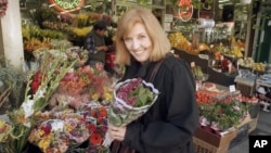 FILE - Actress and comedian Anne Meara picks up a bouquet at a sidewalk market in New York City, April 1, 1995. 