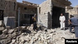 Cảnh tàn phá sau vụ tấn công bằng bom ở Taji, thị trấn nằm cách thủ đô Baghdad của Iraq 20 km về hướng bắc