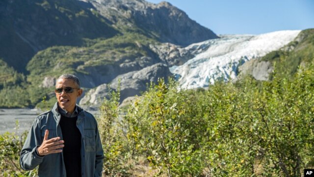 El presidente Barack Obama habló con la prensa durante su caminata por el glaciar Exit en Seward, Alaska, el martes, 1 de septiembre de 2015.