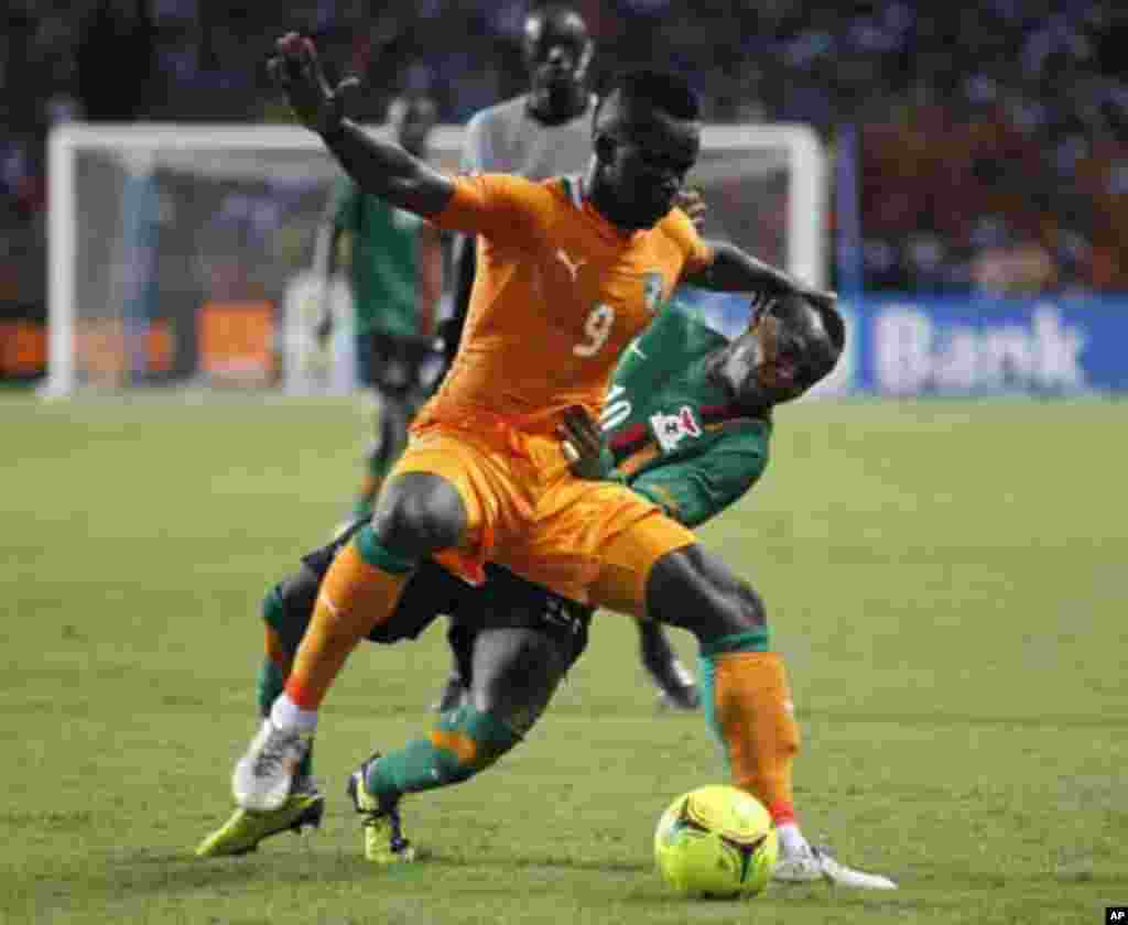 Ivory Coast's Cheikh Ismael Tiote (C) challenges Felix Katongo of Zambia during their African Nations Cup final soccer match at the Stade De L'Amitie Stadium in Gabon's capital Libreville February 12, 2012.