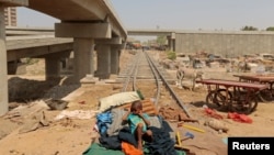 کراچی ریلوے کی بحالی کی راہ میں ایک بڑی رکاوٹ اس کے ٹریک اور زمین پر مافیا کا قبضہ ہے۔ 