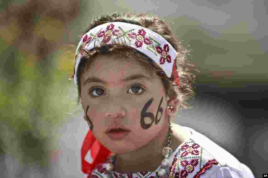 Seorang anak perempuan Palestina menuliskan angka 66 di pipinya, menandai 66 tahun terbentuknya negara Israel yang diperingati sebagai Hari Bencana (Nakba) di Jenin, Tepi Barat.