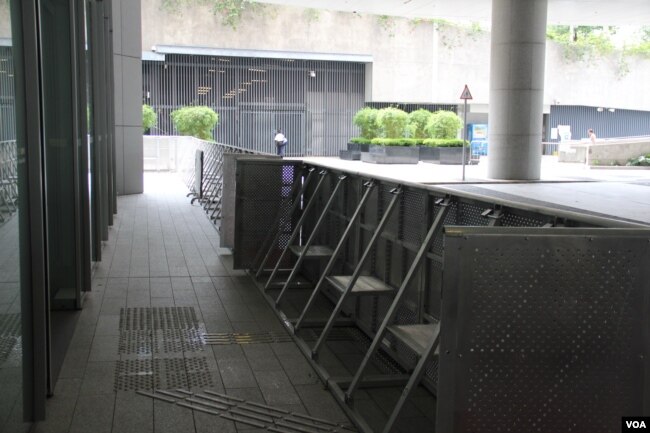 香港立法会外面的金属防护墙 （美国之音记者申华拍摄）