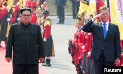 문재인 한국 대통령과 김정은 북한 국무위원장이 27일 경기도 파주 판문점 남측 평화의 집 앞에서 열린 공식환영식에서 국군의장대를 사열하고 있다.