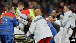 Patrick Ekeng de Dinamo du Cameroun est placé sur une civière après s'être effondré lors d'un match de championnat à Bucarest, Roumanie, 6 mai 2016. Le joueur Dinamo Bucarest Patrick Ekeng a été déclaré mort quelques heures plus tard à l’hôpital. (AP Phot