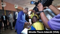 Patrice Talon dans un bureau de vote, à Cotonou, Bénin, le 29 avril 2019. (VOA/Ginette Fleure Adandé)