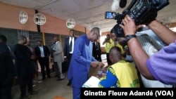 Patrice Talon dans un bureau de vote, à Cotonou, Bénin, le 29 avril 2019. (VOA/Ginette Fleure Adandé)