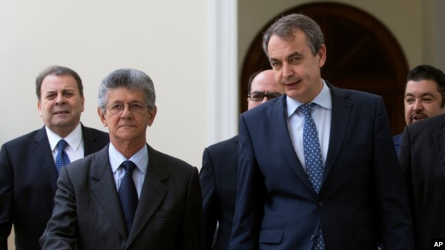 El presidente de la Asamblea Nacional de Venezuela, Henry Ramos Allup, camina con el expresidente de España, José Luis Rodríguez Zapatero, justo después de su reunión, en Caracas, Venezuela, el jueves 19 de mayo de 2016.