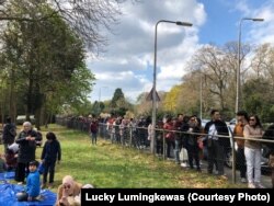 Tampak WNI yang tengah menunggu gilirannya untuk memberikan suaranya di TPS Wasenaar, Den Haag antri dengan tertiba (courtesy: Lucky Lumingkewas)