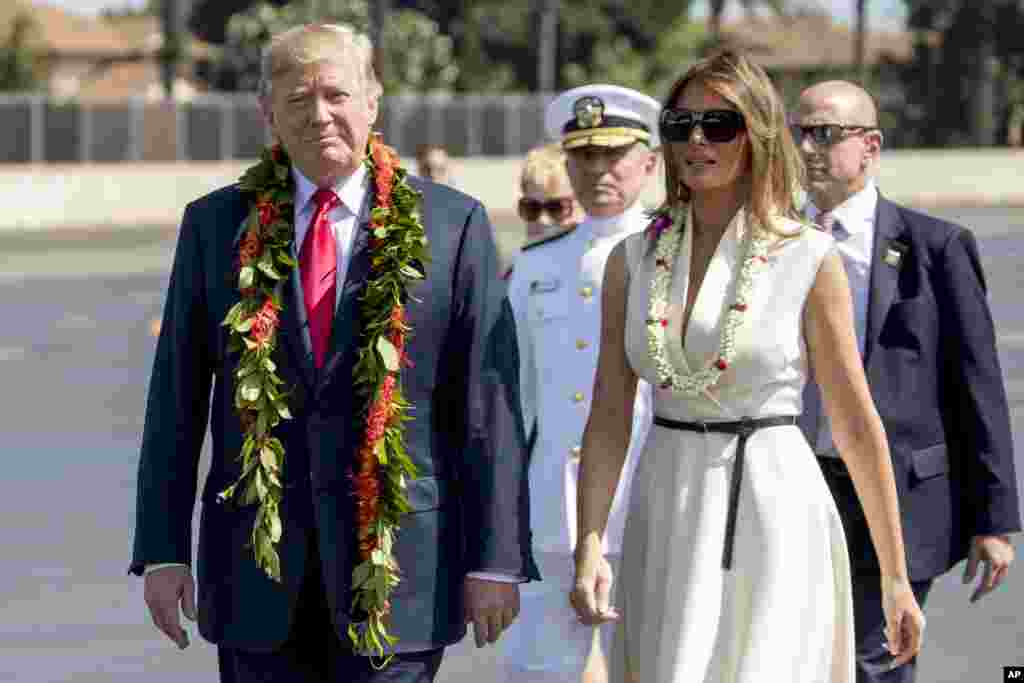 美國總統川普和第一夫人梅拉尼婭抵達夏威夷珍珠港的美軍聯合基地，他們戴著夏威夷的花環（2017年11月3日）。