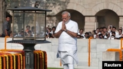 Perdana Menteri India terpilih Narendra Modi di tempat penghormatan untuk Mahatma Gandhi, New Delhi, sebelum dilantik Senin (26/5). (Reuters/Adnan Abidi)