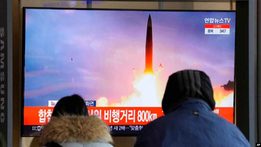 2022年1月30日，韩国民众在首尔火车站观看朝鲜发射导弹的新闻画面。(photo:VOA)