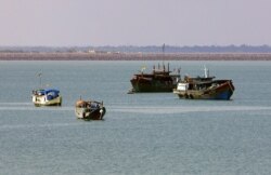 Kapal-kapal nelayan ilegal yang disita berlabuh di lepas pantai utara Kota Darwin, di utara Australia, 11 Mei 2005. (Foto: David Gray/Reuters/arsip)
