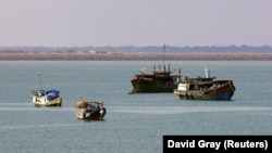 Kapal-kapal nelayan ilegal yang disita berlabuh di lepas pantai utara Kota Darwin, di utara Australia, 11 Mei 2005. (Foto: David Gray/Reuters/arsip)