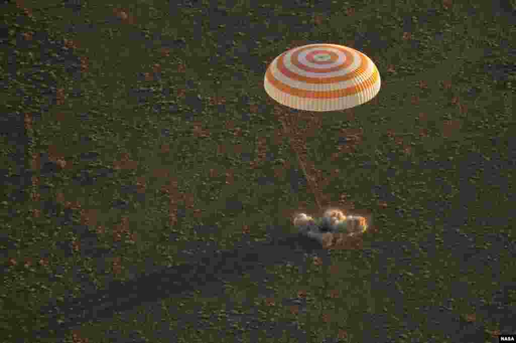 យានអវកាស Soyuz TMA-20M ចុះ​ចត​ជាមួយ​នឹង​អវកាសយានិក​ក្នុង​​ដំណើរ​ហោះហើរ​ក្នុង​លំហ​ Expedition 48 លោក Jeff Williams អវកាសយានិក​រុស្ស៊ី​លោក Alexey Ovchinin និង​លោក​ Oleg Skripochka នៃ​ស្ថានីយ​អវកាស​រុស្ស៊ី Roscosmos ជិត​ក្រុង Zhezkazgan ប្រទេស​កាហ្សាស្តង់។&nbsp;
