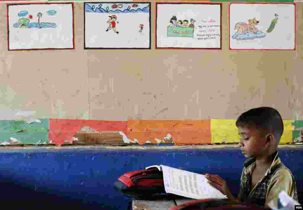 Seven-year-old Yasin Arafat studies English at the Bright Star Primary School in Kutupalong refugee camp April 1, 2019. (Hai Do/VOA)