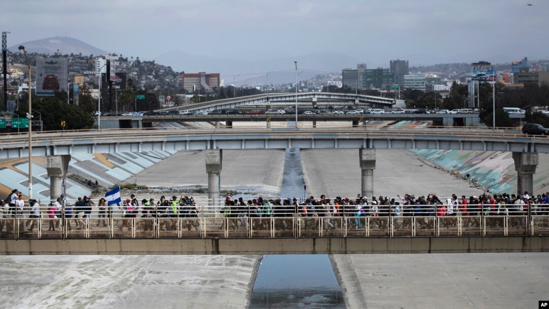 Warga Amerika Tengah yang bepergian dengan kafilah migran, berjalan menuju perbatasan di Tijuana, Meksiko, untuk meminta suaka di Amerika Serikat, 29 April 2018.