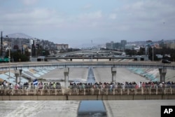 Centroamericanos que viajan con una caravana de migrantes camina hacia la frontera en Tijuana, México, para pedir asilo en EE.UU. Abril 29, de 2018.