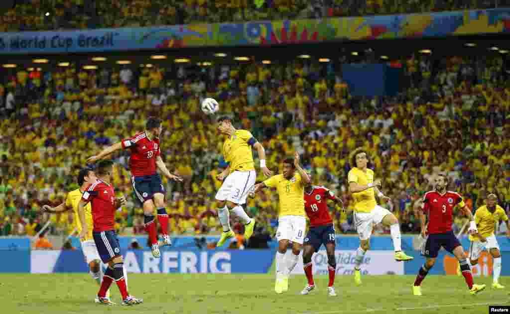 برازیل کے تھیاگو سلواہیڈر سے فٹبال کو کھیلتے ہوئے