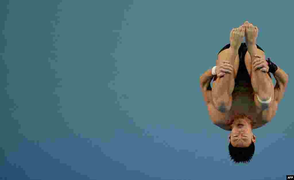 Chan Fan Keng Jonathan of Singapore competes in the men&#39;s 10m platform diving final during the 28th Southeast Asian Games (SEA Games) in Singapore.