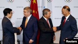 国际奥委会何主席巴赫（左起第二人）和副主席祝贺北京市长王安顺（左）和中国奥委会主席刘鹏（右）（2015年7月31日）