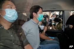 香港民主派议员许智峰(右)被警察逮捕。（2020年8月16日）