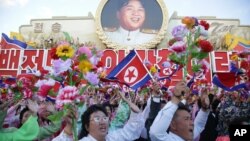 지난 10일 북한 평양에서 열린 노동당 창건 70주년 기념식에서 북한 주민들이 김일성 주석 사진을 배경으로 환호하고 있다. (자료사진)