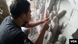 Bejos Infinity sedang bekerja di sanggar seninya di luar Muntilan, Jawa Tengah (Foto: VOA/Puspita).